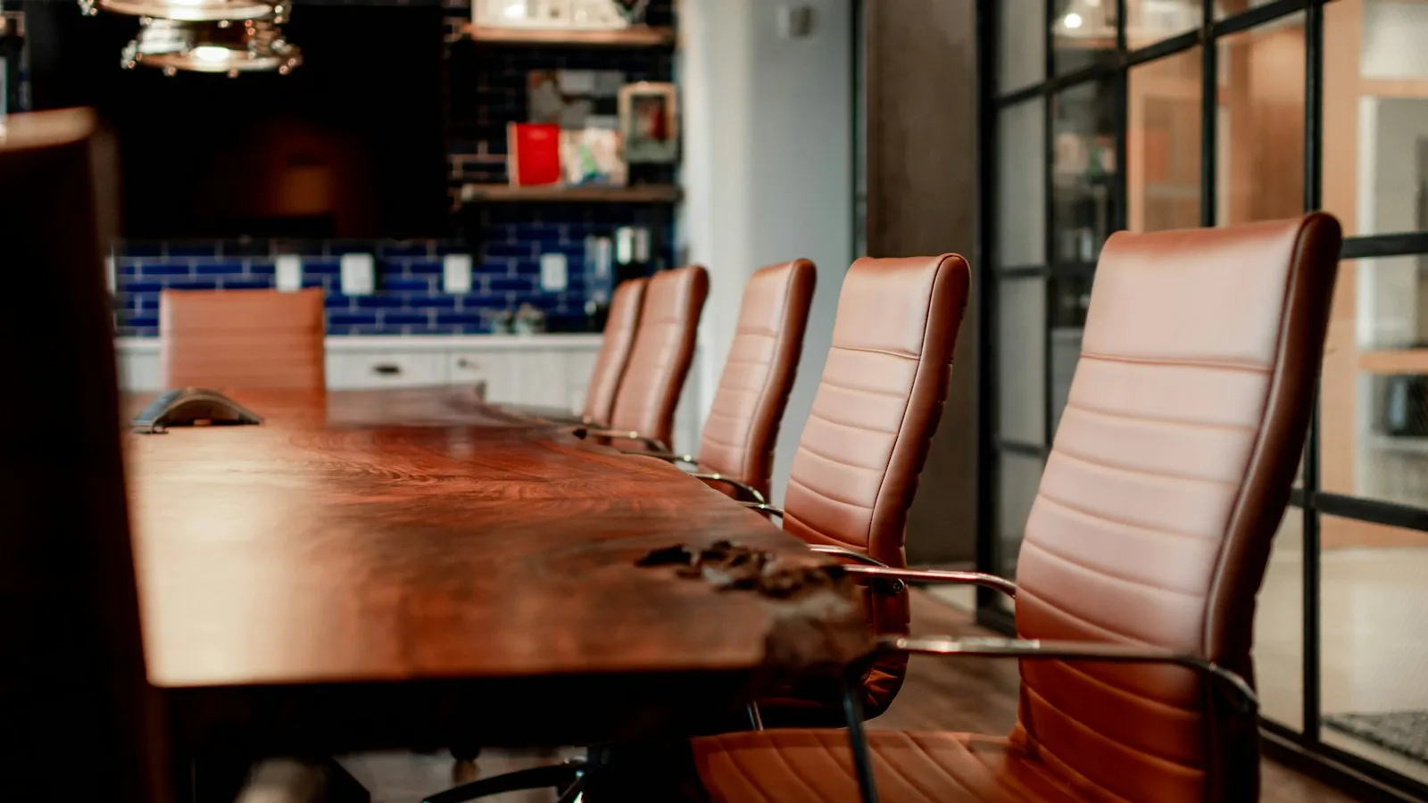 Mesa de consejo de administración con sillas de cuero
