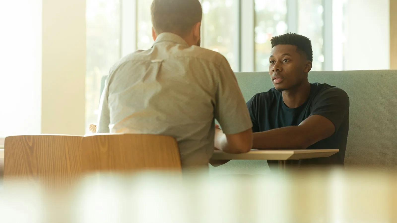 Dos profesionales en una conversación individual en una mesa