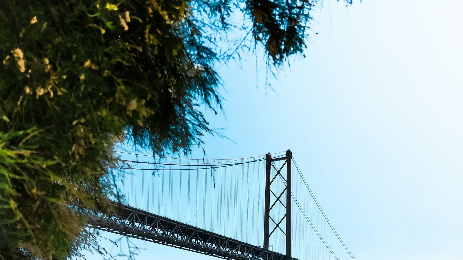 El puente colgante 25 de Abril sobre el río Tajo en Lisboa