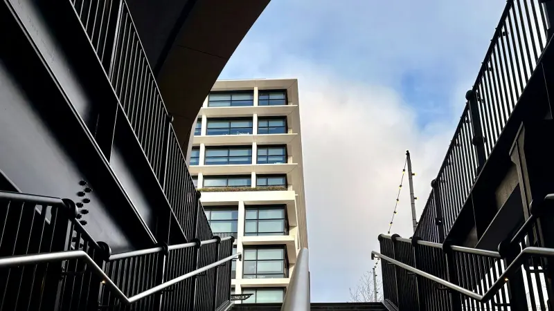 Escalier vide s’élevant dans un intérieur calme et lumineux