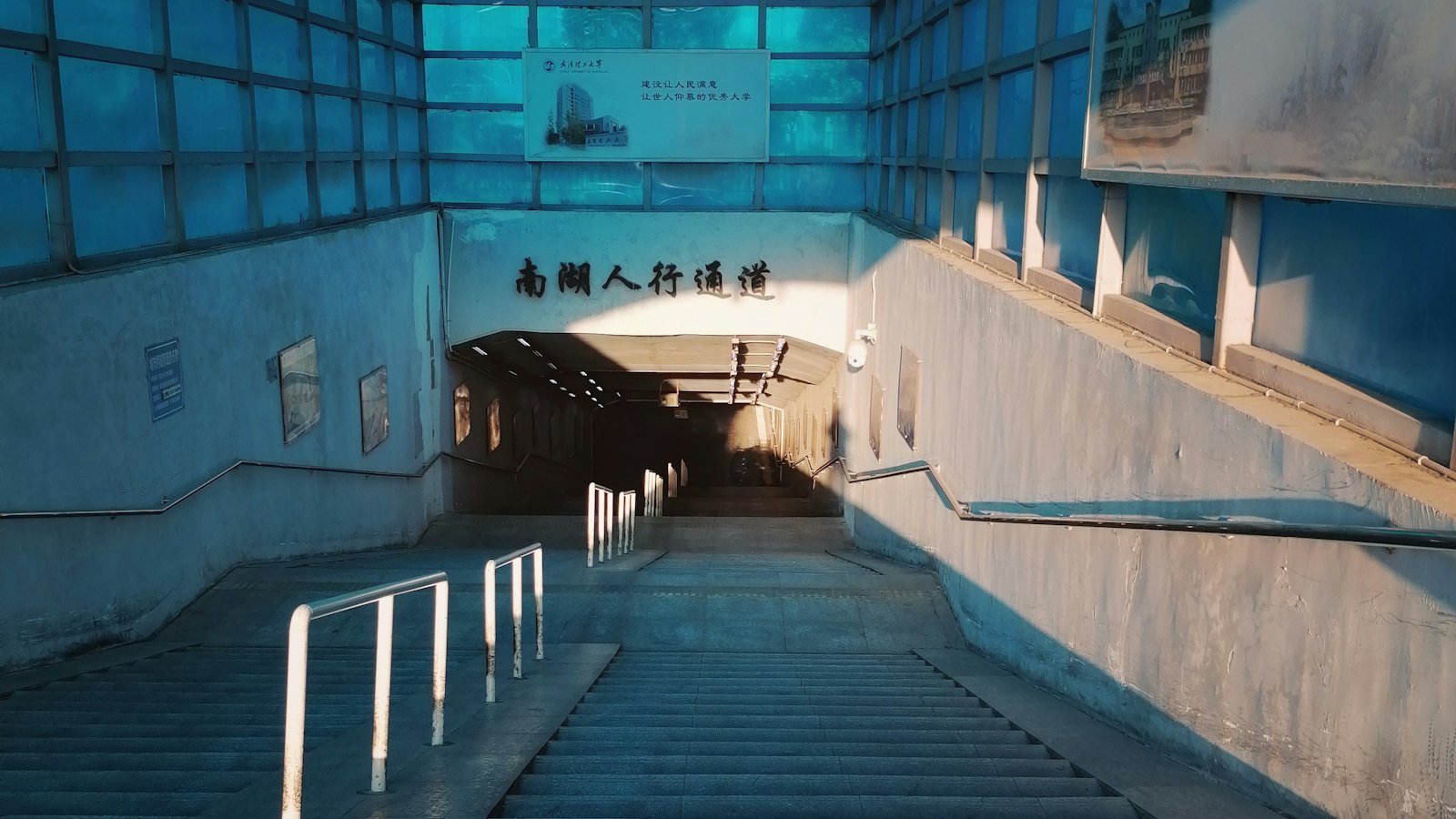 Escalier vide s’élevant dans un intérieur calme et lumineux